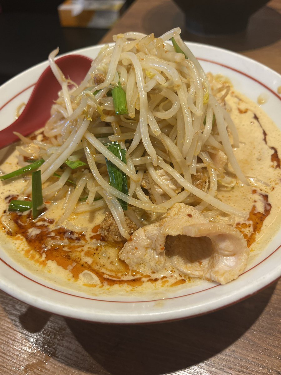 chibatvno's tweet photo. ボウボウラーメン
赤1肉ニラ
黒1チャーシュー
餃子 https://t.co/iy9mj9zgz8