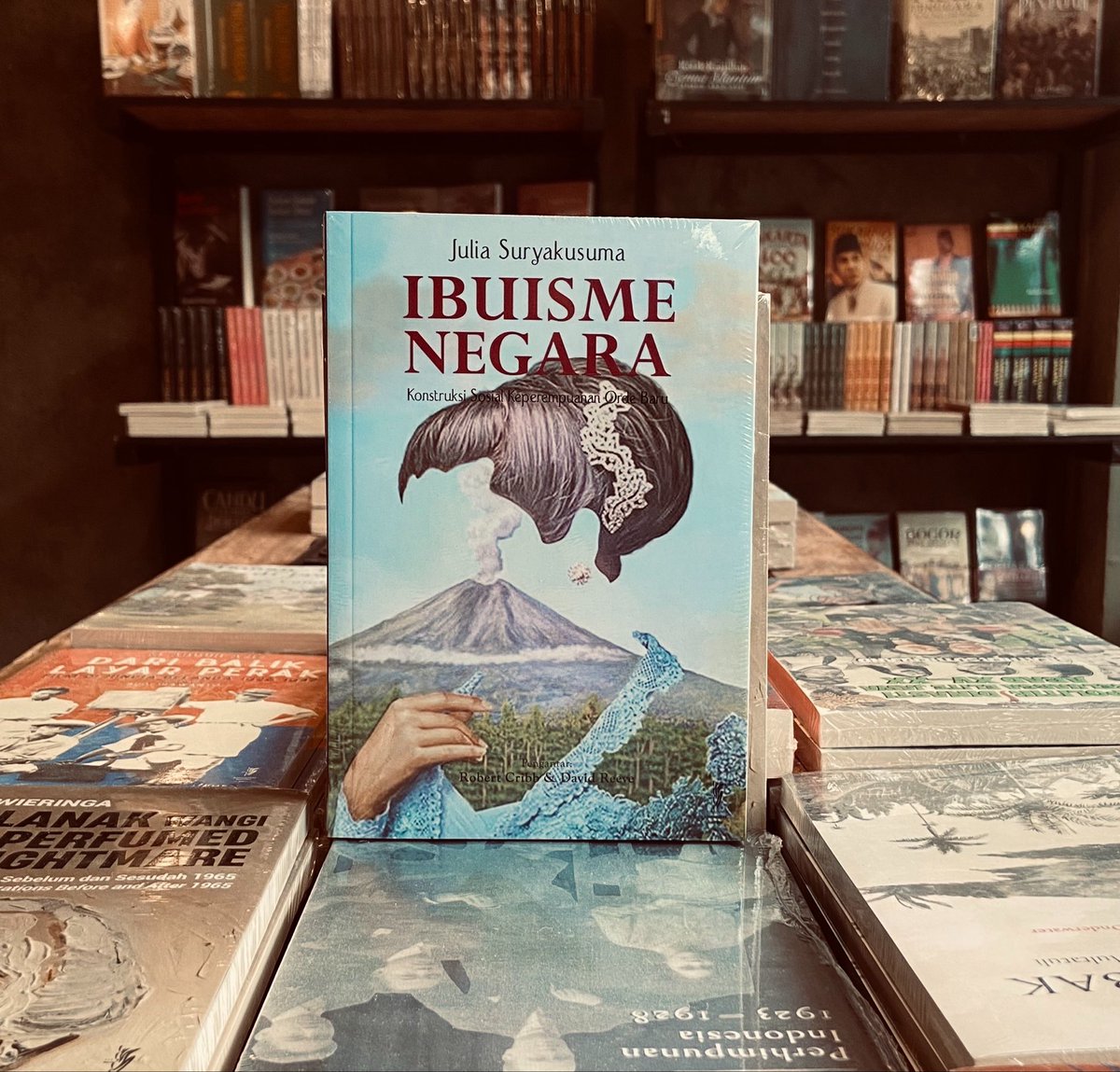 KomunitasBambu's tweet photo. “Hegemoni patriarki di Indonesia sangat dominan, selain dari negara juga dari nilai- nilai tradisional dan kelompok Islam konservatif yang semakin berkuasa, sehingga terjadi 'jilbabisasi' (Islamisasi) ibuisme negara," Julia Suryakusuma https://t.co/sTceeYtdzk