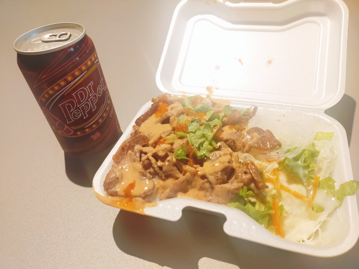Gambling_depend's tweet photo. 天気良くないから遠出したくないし…
近くのキッチンカーでジャンク飯
丁寧でない暮らしにはドクターペッパーがよく似合う https://t.co/xzAfgHJguq
