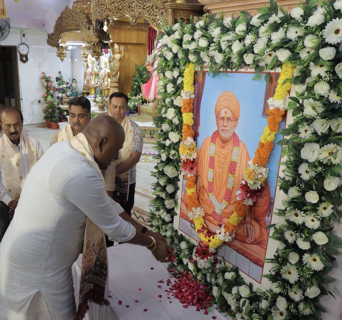DarshakThakar's tweet photo. પવિત્ર રથયાત્રાની પૂર્વ તૈયારીના ભાગરૂપે SGVP મેમનગર ખાતે જવાનું થયું. આ અવસરે આયોજિત ધાર્મિક વ્યાખ્યાનમાં સહભાગી થઈ આધ્યાત્મિક જ્ઞાન અને પ્રેરણાનો લાભ પ્રાપ્ત કર્યો તેમજ પૂજ્ય સ્વામીશ્રીના આશીર્વાદ મેળવવાનું સૌભાગ્ય પ્રાપ્ત થયું.

આ પ્રસંગે મહાનગરના અધ્યક્ષ શ્રી @PrerakshahBJP જી, મેયર શ્રી @HiteshBarotBJP જી, વોટર સપ્લાય કમિટીના ચેરમેન શ્રી @dharamshi_bjp જી, સ્ટેન્ડીંગ કમિટીના પૂર્વ ચેરમેન શ્રી @DevangDani4 જી, રીક્રીએશન કમિટીના ચેરમેન શ્રી જીતુભાઈ ખચરીયા, બોડકદેવ વોર્ડના પ્રમુખ શ્રી હાર્દિકસિંહ પરમાર તથા બોડકદેવ વોર્ડના મહામંત્રી શ્રી રામભાઈ ગાધે, શ્રી પ્રણવભાઈ સંઘવી પણ ઉપસ્થિત રહ્યા હતા.