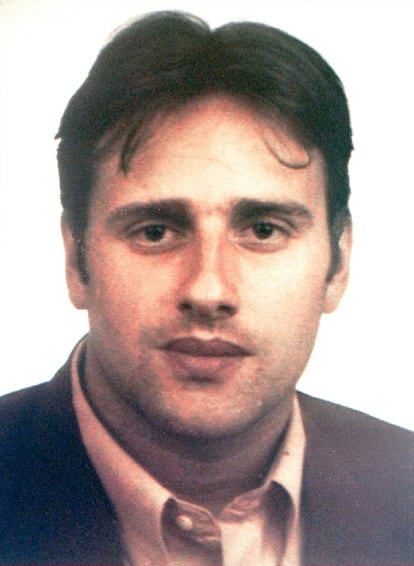 LaGuerreradeVox's tweet photo. 13 de julio de 1997.
El día en que ETA apagó la vida de Miguel Ángel Blanco, pero no consiguió apagar su recuerdo.
Hoy tendría 58 años. Quizá estaría compartiendo la vida con la persona que amaba, viendo crecer a sus hijos, celebrando cada cumpleaños rodeado de los suyos y disfrutando de esas pequeñas cosas que hacen grande la vida.
Lo asesinaron por defender la libertad. Le arrebataron el futuro, los sueños y todos los momentos que nunca pudo llegar a vivir.
Aquellos días, toda España salió a la calle para pedir su libertad. Millones de personas unieron sus voces y las manos blancas se convirtieron para siempre en el símbolo de la dignidad, la unidad y la esperanza frente al terrorismo.
Han pasado 29 años desde que ETA asesinó a Miguel Ángel Blanco. Veintinueve años después, su ausencia sigue doliendo, su memoria sigue viva y su nombre continúa latiendo en el corazón de millones de españoles. Porque hay personas a las que el tiempo jamás podrá borrar.
Nunca te olvidaremos. Nunca.
🤍 🕊
Memoria. Dignidad. Justicia. ⚖️
#MiguelÁngelBlanco #NiOlvidoNiPerdón