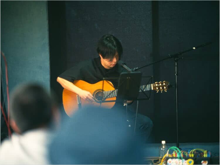 needle_mogura's tweet photo. 『森ト音』12もう1組のゲスト。

金本堯

愛媛県松山市を中心に活動するシンガーソングライター。90'sエモを土壌とした内省的な言葉とメロディをフォークの枠組みに落とし込み、唄とガットギターとルーパーで静謐な空気感を生み出す。
エモ/マスロックバンド「endgamestudy」でも活動中。 https://t.co/1hrHrNIX0m