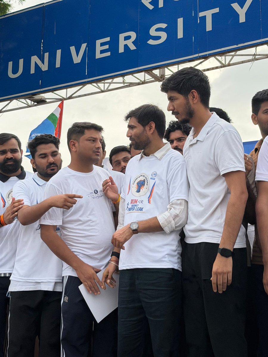 RakeshKhandela's tweet photo. पेपर लीक के खिलाफ युवाओं का महाशंखनाद! 🔥@NSUI के राष्ट्रीय अध्यक्ष @VinodJakharIN जी के नेतृत्व में राज. विश्वविद्यालय से अल्बर्ट हॉल तक 5 KM की "Run Against Paper Leak" मैराथन में भाग लिया। ऐतिहासिक सहभागिता के लिए प्रदेश की युवा शक्ति का हार्दिक आभार! 🙌🏻🏃♂️#RunAgainstPaperLeak https://t.co/BJ7LWzZQbZ