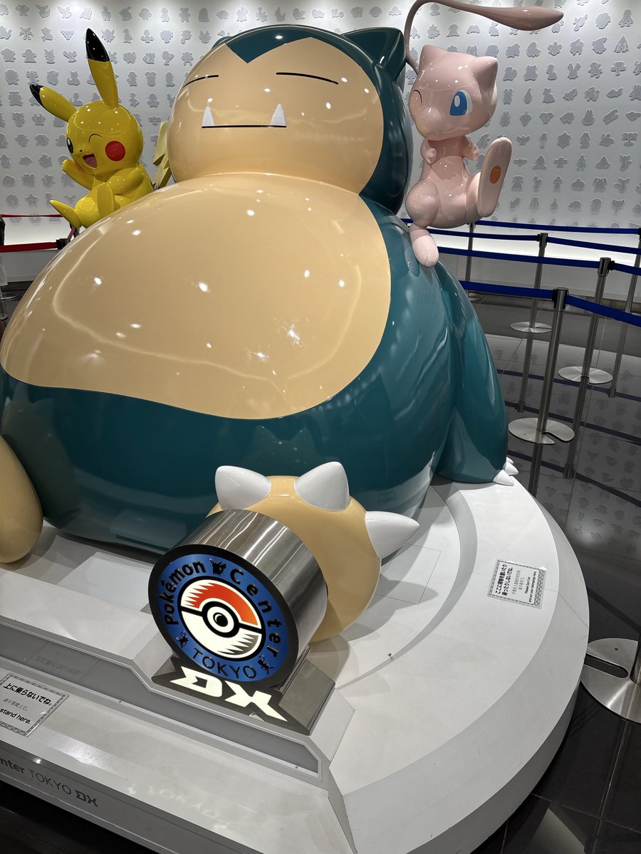 siropoke46's tweet photo. ポケセン着❗️
助手ピカチュウのぬいぐるみ買おうと思ったけどレジ結構混んでて断念😭
次は銀座で宝くじ買って12億当てて課金しまくるんだ🤪🤪
＃ポケモンGO https://t.co/4vyoAf5RvF