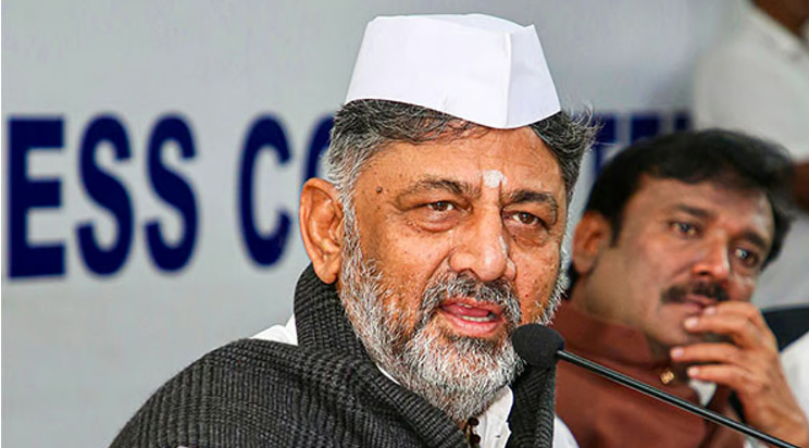 YogeshCPji's tweet photo. कर्नाटक का प्रजा सेवा विभाग का गठन 

जून 2026 में कर्नाटक सरकार ने मुख्यमंत्री डी.के. शिवकुमार के नेतृत्व में प्रजा सेवा विभाग (Praja Seva Department) का गठन किया। इसका उद्देश्य नागरिकों को एकीकृत, समयबद्ध, पारदर्शी और जवाबदेह सरकारी सेवाएं उपलब्ध कराना तथा शिकायत निवारण प्रणाली को अधिक प्रभावी बनाना है। यह विभाग विभिन्न नागरिक सेवा वितरण तंत्रों के समन्वय के लिए एक नोडल विभाग के रूप में कार्य करेगा।

गठन क्यों किया गया?
सरकारी सेवाओं की डिलीवरी में देरी एवं विभागीय विखंडन को कम करने के लिए।
नागरिक शिकायतों के त्वरित एवं प्रभावी निस्तारण हेतु।
विभिन्न सेवा पोर्टलों एवं शिकायत तंत्र का एकीकरण (Integration) करने के लिए।
Citizen-Centric Governance और Ease of Living को बढ़ावा देने के लिए।
डिजिटल गवर्नेंस एवं सेवा वितरण में जवाबदेही बढ़ाने के लिए।
प्रमुख उद्देश्य
समयबद्ध एवं गुणवत्तापूर्ण सार्वजनिक सेवाओं की उपलब्धता।
शिकायत निवारण प्रणाली को मजबूत बनाना।
विभागों के बीच बेहतर समन्वय।
सेवा वितरण की निगरानी एवं प्रदर्शन मूल्यांकन।
प्रौद्योगिकी आधारित प्रशासन (Digital Governance) को बढ़ावा।
लोक प्रशासन के संदर्भ में महत्व
Good Governance: पारदर्शिता, जवाबदेही, दक्षता।
New Public Management (NPM): परिणामोन्मुखी एवं नागरिक-केंद्रित प्रशासन।
Citizen Charter एवं Sevottam Model के सिद्धांतों को सुदृढ़ करना।
Whole-of-Government Approach को संस्थागत रूप देना।
UPSC Mains Link
GS Paper-2: Governance, E-Governance, Transparency & Accountability.
लोक प्रशासन: Citizen-Centric Administration, Public Service Delivery, Administrative Reforms. #upsc #gs #bpsc #uppsc #mppsc #publicadministration