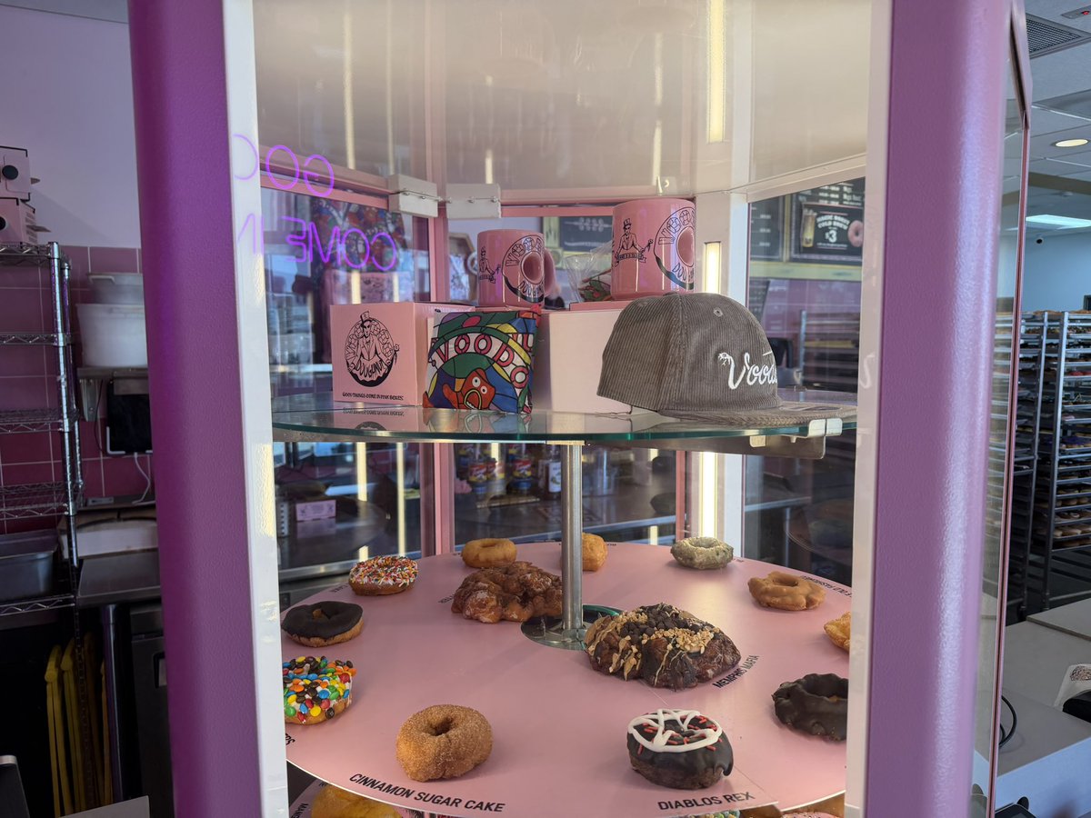 rookiecloud's tweet photo. メルローズのPINK'Sホットドッグの隣にイケてるドーナツ屋が新しくできてた🍩 https://t.co/1AHynKXK1A