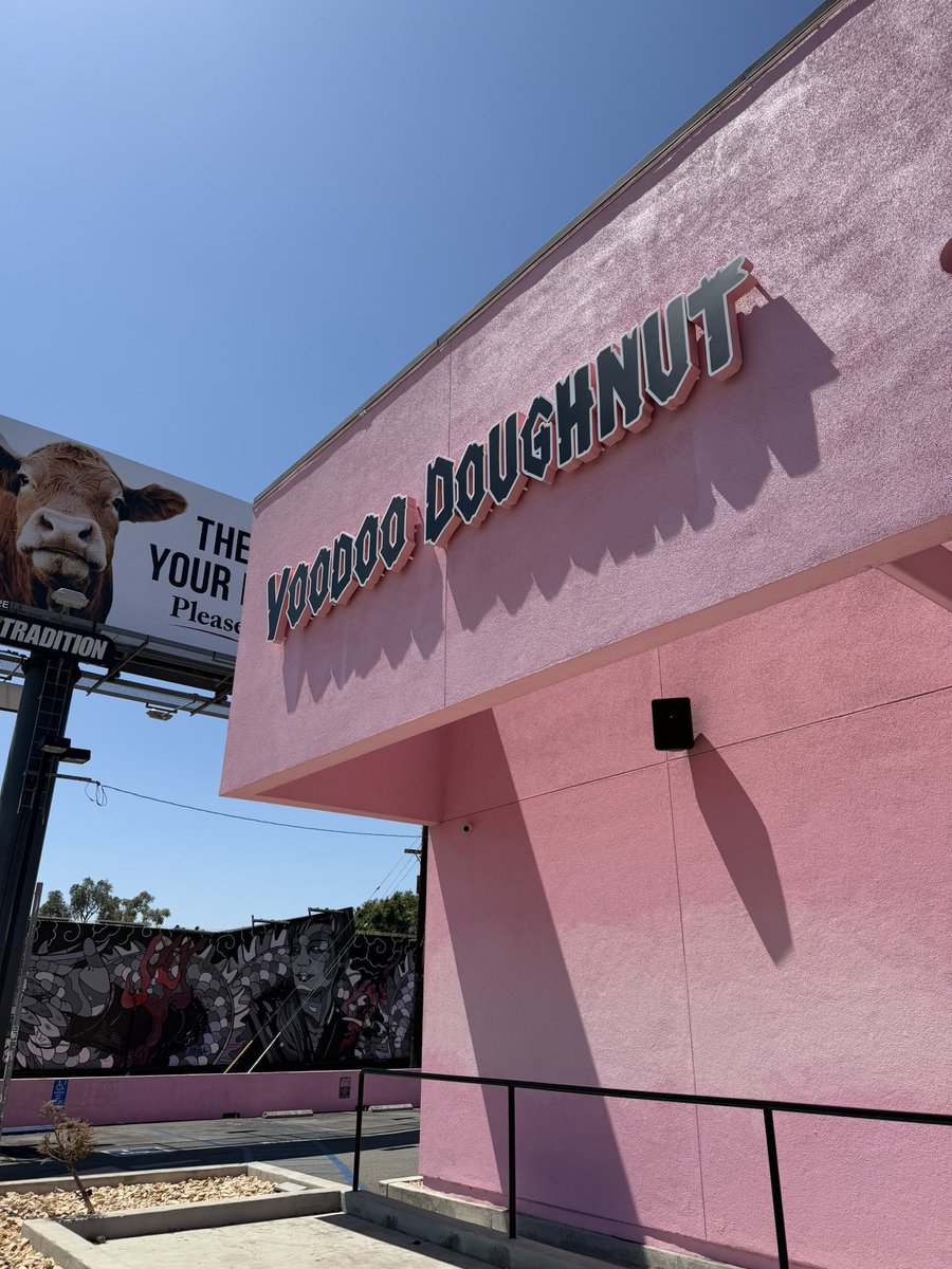 rookiecloud's tweet photo. メルローズのPINK'Sホットドッグの隣にイケてるドーナツ屋が新しくできてた🍩 https://t.co/1AHynKXK1A