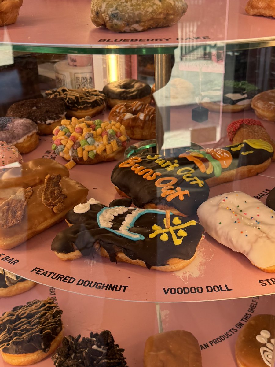rookiecloud's tweet photo. メルローズのPINK'Sホットドッグの隣にイケてるドーナツ屋が新しくできてた🍩 https://t.co/1AHynKXK1A