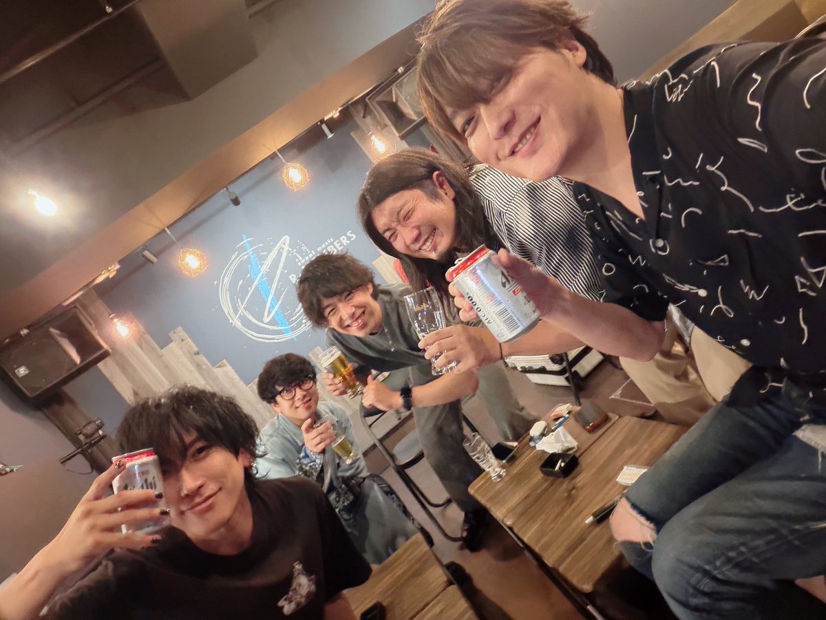 _TakanoRyo_'s tweet photo. 昨日はReMEMBERSにて
山口大貴さんとmiyabiさんの
共催「Harmostic」会場、配信ともにありがとうございました！！

弦切れまくるハプニングもありましたが
めちゃくちゃアツい夜でした🔥
ホールワンマンチケットも
お届け出来ましたー！！

次のライブは7/25(土) SecretBase Homeです🏠 https://t.co/309Q1th2JS