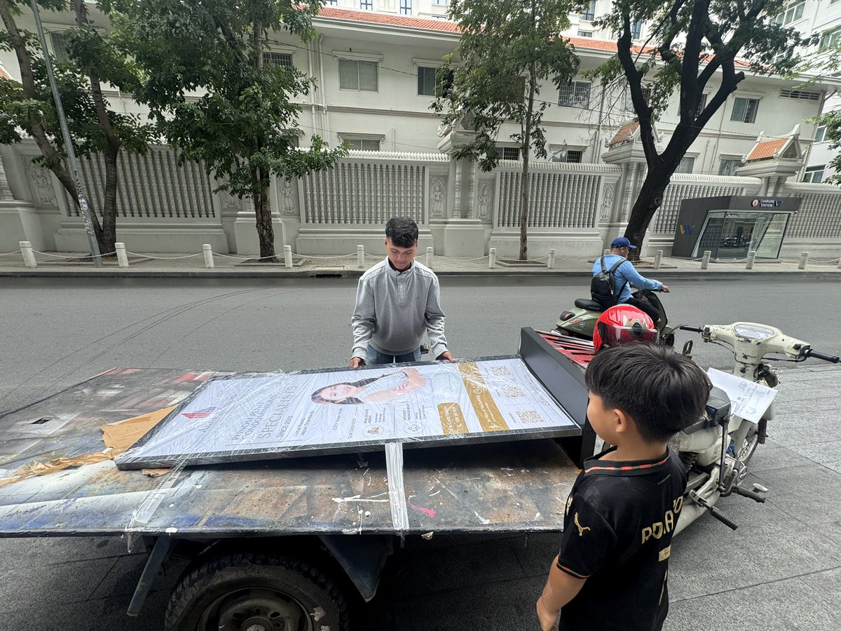 AtMidori's tweet photo. The signboard has arrived …✨delivered Cambodian style 🇰🇭🤣
カンボジアスタイルのデリバリーで看板が届きました🥹😂
#cambodiapropertyagent
#カンボジア不動産 
#annaadvisors https://t.co/wlJ76H2rV8