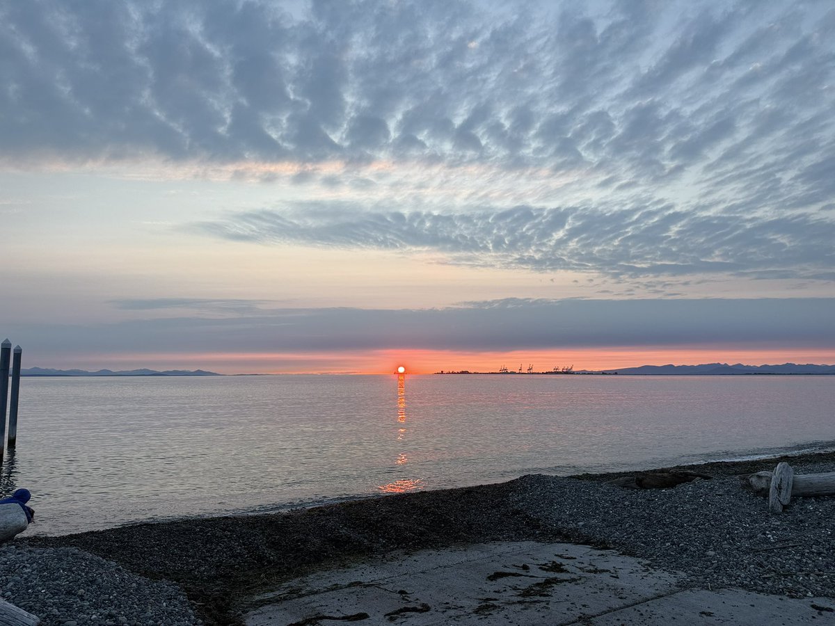 YanZuo8's tweet photo. Mother Nature always amazes me .Tonight sunset. https://t.co/FfcCe94HFB