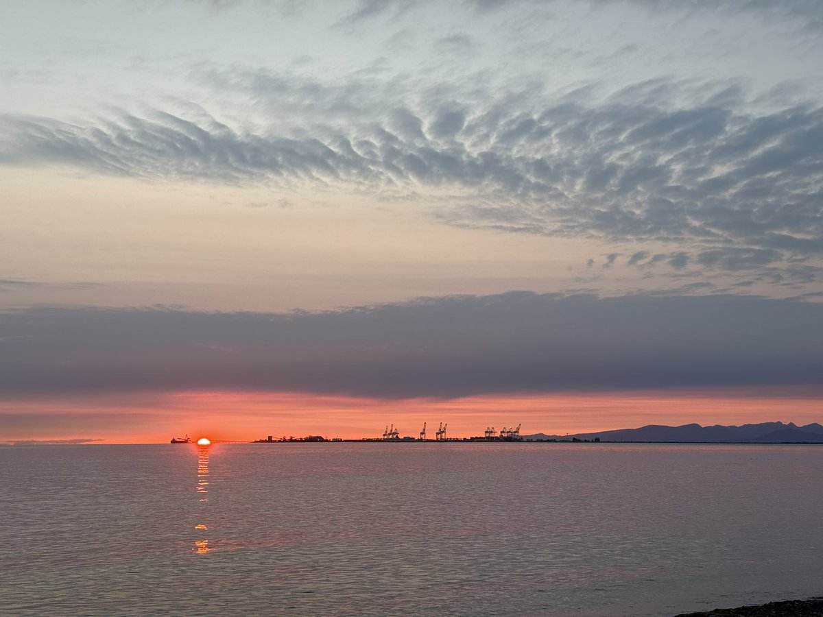 YanZuo8's tweet photo. Mother Nature always amazes me .Tonight sunset. https://t.co/FfcCe94HFB