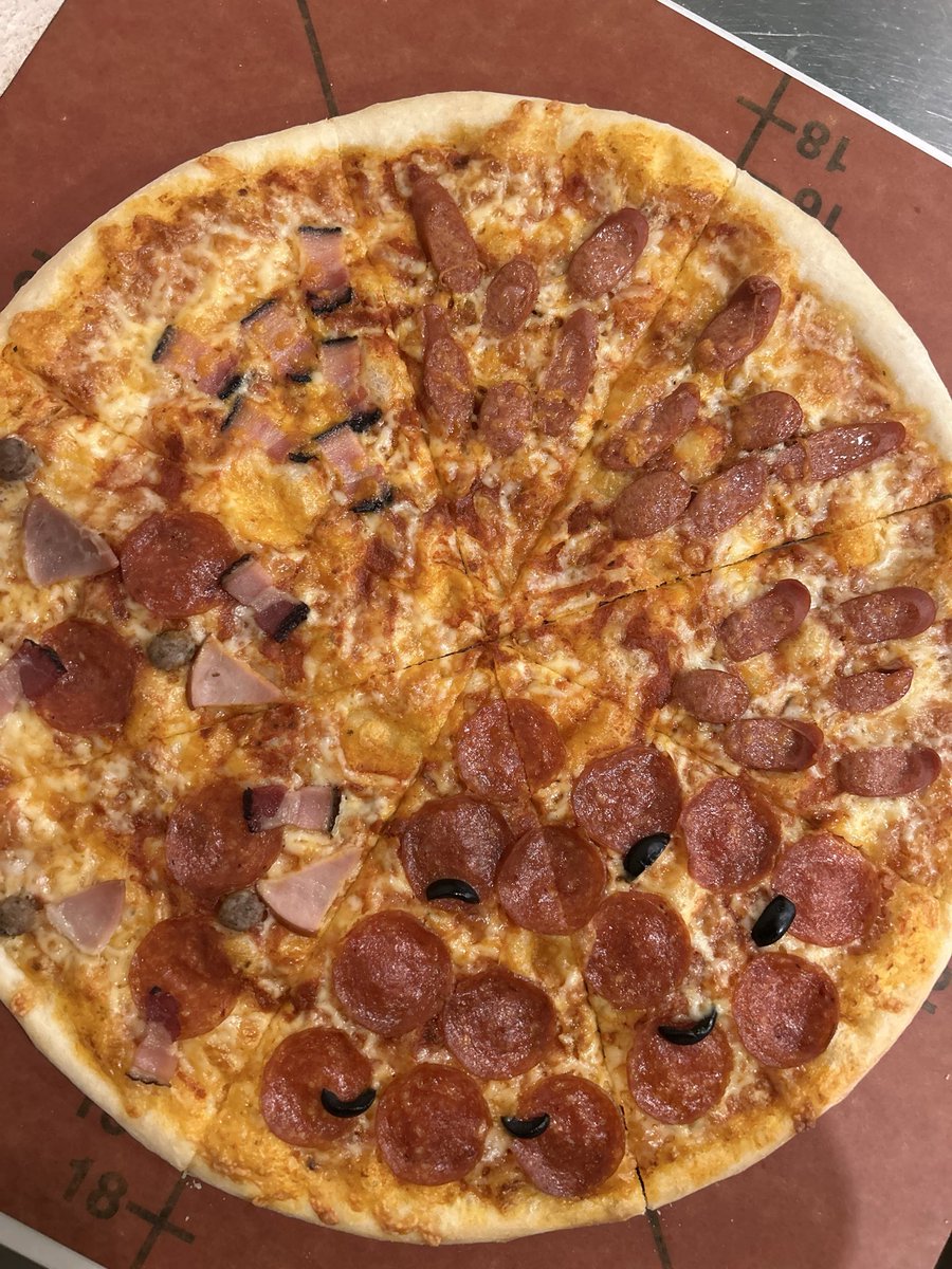 pzism_musashino's tweet photo. 今日も焼き上がってます。
枝豆はガーリックとパルミジャーノがしっかり香り、プルドポークは青梅のジャムと粒マスタードの食感がリズムを生む仕上がりになっております。
雨の名残で湿度がキツいですがよろしければお立ち寄りください！
＊仕入れのため15〜17時は店を閉めますのでご注意ください。 https://t.co/Hbr8Z6ZyDv