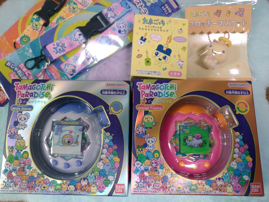 Sammybluegreen's tweet photo. 店頭で無事に購入できました😊
たまごっちが盛り上がっていて嬉しいな
カバー付きも迷ったけど、手のひらに持った感覚とか照り感を楽しみたい剥き出し派なのでストラップにしたよ
早速、南国からスタートします
#たまパラ https://t.co/GI2lsquI0t