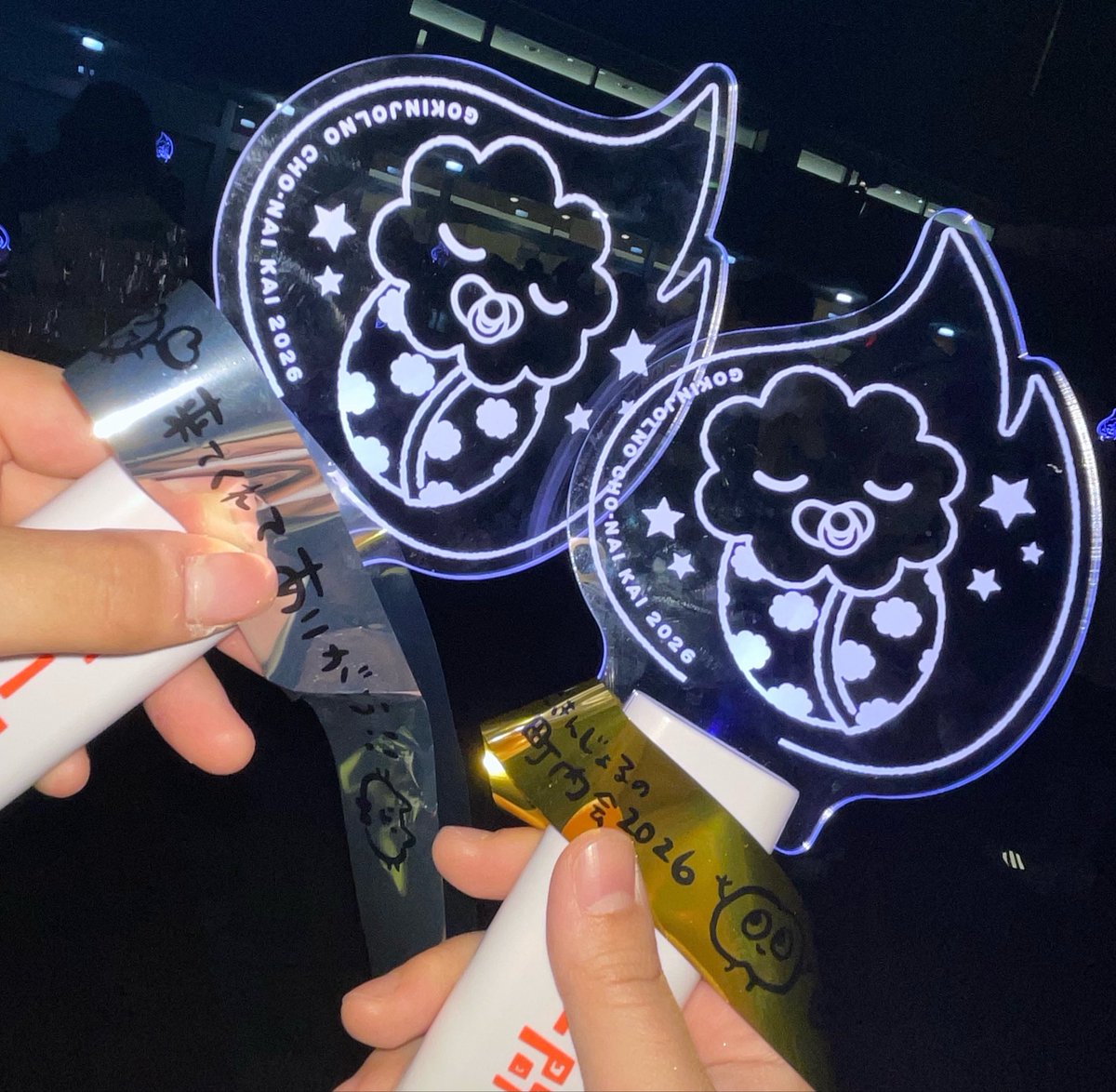 EnanjoIno's tweet photo. あんなにカオスなトークイベントは他にあるのだろうかw紙吹雪投げた瞬間の写真とかみたいなぁ🎉夜公演は最後にプリプリ聞けて良かった🍑(ピカチュウもw)席は真ん中ぐらいだったけど銀テ キャッチできたし良く見えたし良しとしよう( ᴗ̀ ̫ᴗ́ )

 #ごきんじょるの町内会2026 https://t.co/8yayIa5C58