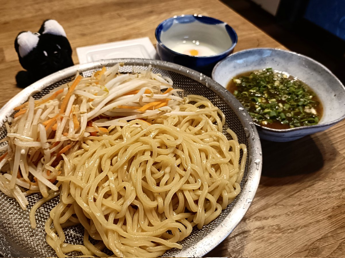 shiratanuki's tweet photo. お昼はつけ麺、納豆

昨夜は豚バラレタス炒め、厚揚げ焼いたの、だし巻き玉子、だった https://t.co/mVMCixGiyo
