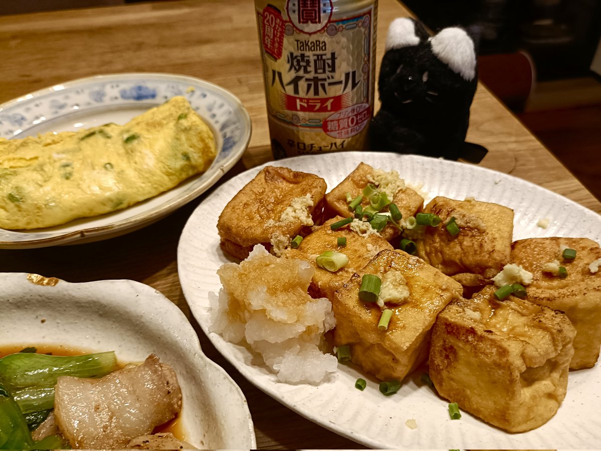 shiratanuki's tweet photo. お昼はつけ麺、納豆

昨夜は豚バラレタス炒め、厚揚げ焼いたの、だし巻き玉子、だった https://t.co/mVMCixGiyo