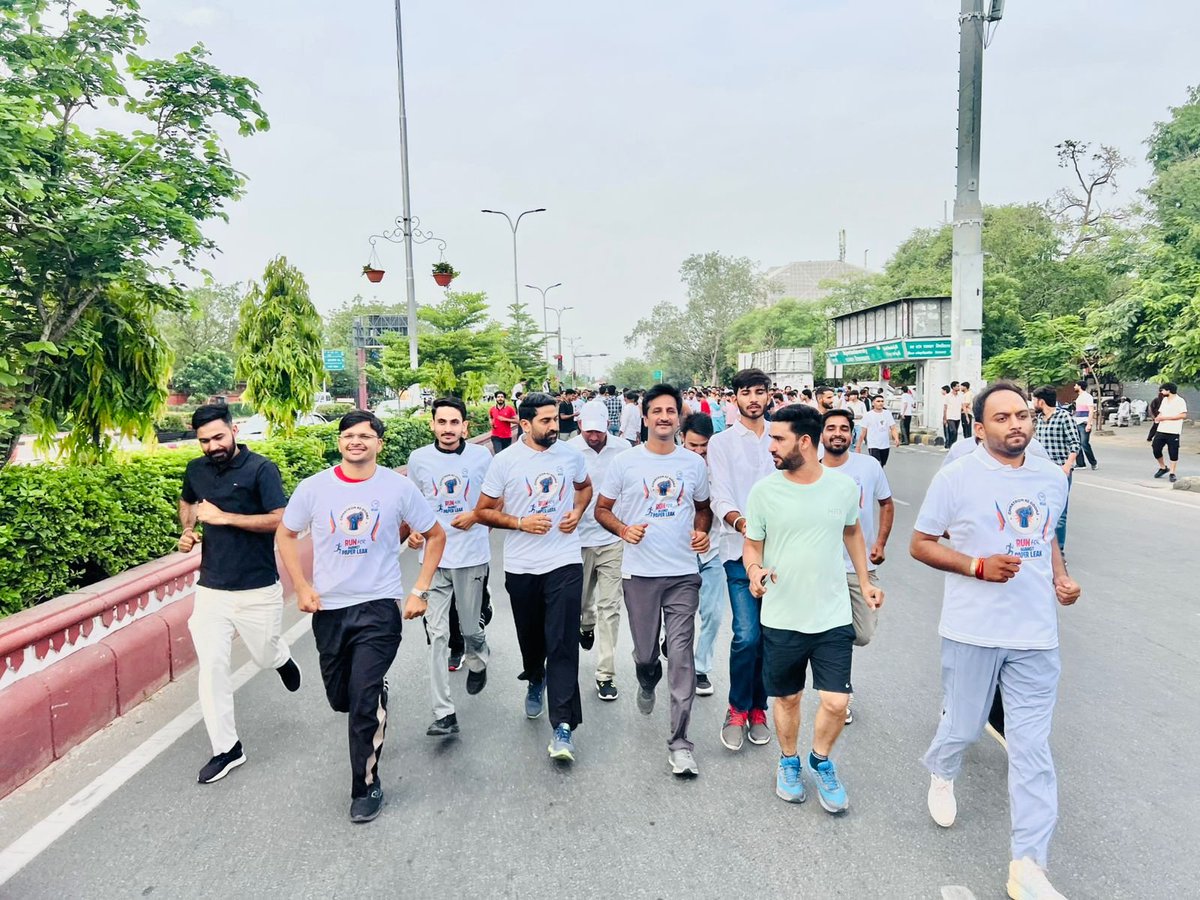 IndrajGurjarinc's tweet photo. आज जयपुर में NSUI राजस्थान द्वारा आयोजित "Run Against Paper Leak" 🏃 मैराथन में भाग लिया।

इस मैराथन में छात्रों का उत्साह और सहभागिता इस बात का स्पष्ट संदेश है कि देश का युवा पेपर लीक और शिक्षा व्यवस्था में व्याप्त भ्रष्टाचार के खिलाफ निर्णायक बदलाव चाहता है। छात्र पारदर्शी एवं जवाबदेह शिक्षा व्यवस्था की मांग कर रहे हैं, साथ ही शिक्षा मंत्री धर्मेंद्र प्रधान के इस्तीफ़े की भी मांग उठा रहे हैं।

इस अवसर पर नेता प्रतिपक्ष टीकाराम जूली जी, NSUI के राष्ट्रीय अध्यक्ष विनोद जाखड़ जी, चोमू विधायक शिखा मील जी, शाहपुरा विधायक मनीष यादव जी NSUI के पूर्व प्रदेशाध्यक्ष श्री सुमित भगासरा जी महिला कांग्रेस की प्रदेशाध्यक्ष श्रीमती सारिका सिंह जी पीसीसी महासचिव श्री देशराज मीना जी, श्री राहुल भाकर जी श्री पुष्पेन्द्र भारद्वाज जी ओबीसी कांग्रेस के प्रदेशाध्यक्ष श्री हरसहाय यादव जी तथा NSUI और कांग्रेस के पदाधिकारी एवं कार्यकर्ता उपस्थित रहे। पेपर लीक जो छात्र हित में पूरे देश जो शानदार लड़ाई भाई विनोद जाखड़ जी लड रहे है इसके लिए उनको बहुत बहुत धन्यवाद। 

#ChhatronKiGoonj #RunAgainstPaperLeak #NSUI #Marathon #Jaipur