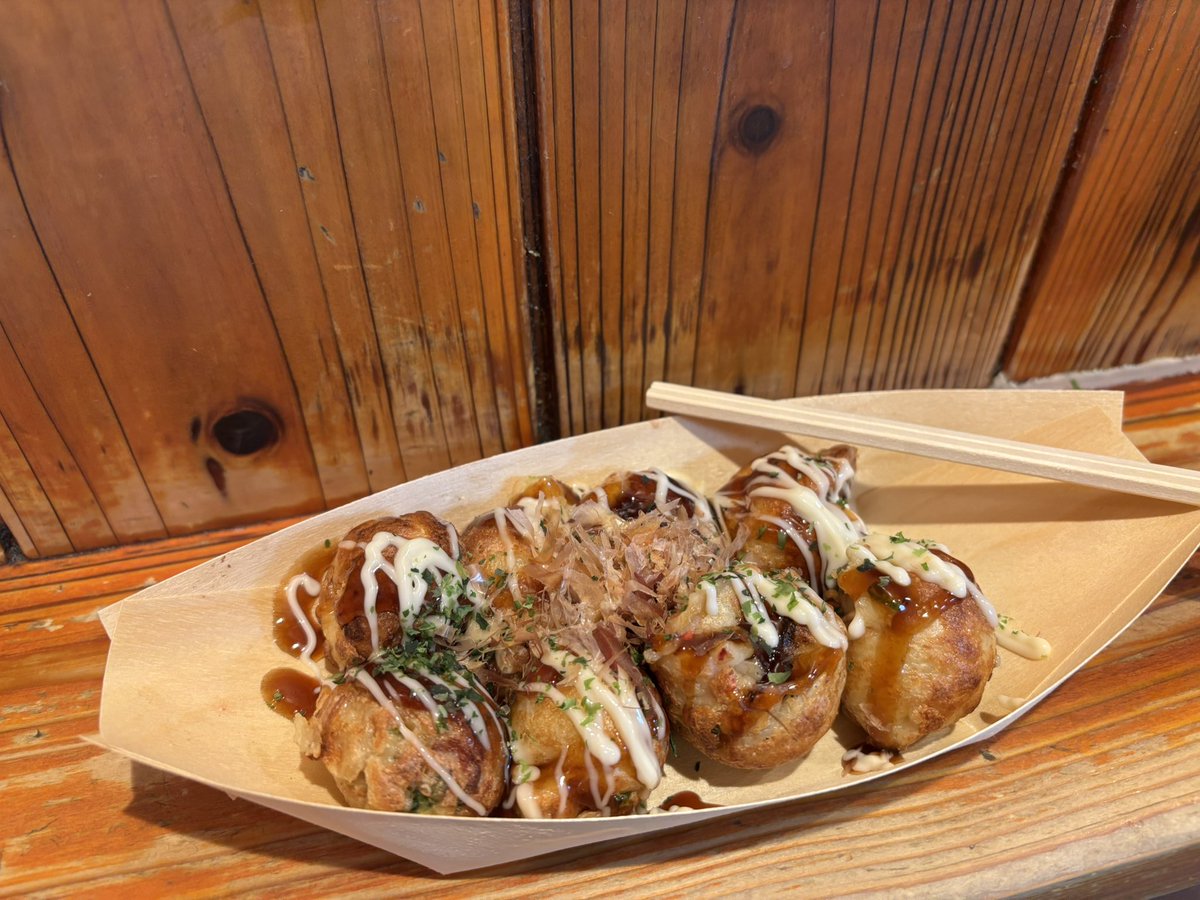 lemon_1014's tweet photo. ぱじゃぱで大阪来たからとりあえずたこ焼き食った。バス同じだった星詠み方々と仲良くなった。物販に並ぶ。クソ暑い https://t.co/zj1Fjn3DZV