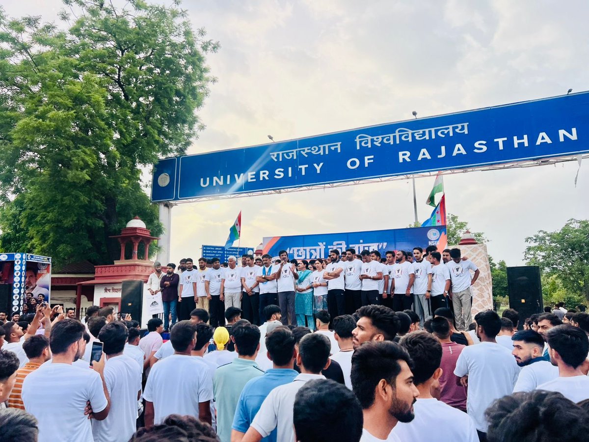 IndrajGurjarinc's tweet photo. आज जयपुर में NSUI राजस्थान द्वारा आयोजित "Run Against Paper Leak" 🏃 मैराथन में भाग लिया।

इस मैराथन में छात्रों का उत्साह और सहभागिता इस बात का स्पष्ट संदेश है कि देश का युवा पेपर लीक और शिक्षा व्यवस्था में व्याप्त भ्रष्टाचार के खिलाफ निर्णायक बदलाव चाहता है। छात्र पारदर्शी एवं जवाबदेह शिक्षा व्यवस्था की मांग कर रहे हैं, साथ ही शिक्षा मंत्री धर्मेंद्र प्रधान के इस्तीफ़े की भी मांग उठा रहे हैं।

इस अवसर पर नेता प्रतिपक्ष टीकाराम जूली जी, NSUI के राष्ट्रीय अध्यक्ष विनोद जाखड़ जी, चोमू विधायक शिखा मील जी, शाहपुरा विधायक मनीष यादव जी NSUI के पूर्व प्रदेशाध्यक्ष श्री सुमित भगासरा जी महिला कांग्रेस की प्रदेशाध्यक्ष श्रीमती सारिका सिंह जी पीसीसी महासचिव श्री देशराज मीना जी, श्री राहुल भाकर जी श्री पुष्पेन्द्र भारद्वाज जी ओबीसी कांग्रेस के प्रदेशाध्यक्ष श्री हरसहाय यादव जी तथा NSUI और कांग्रेस के पदाधिकारी एवं कार्यकर्ता उपस्थित रहे। पेपर लीक जो छात्र हित में पूरे देश जो शानदार लड़ाई भाई विनोद जाखड़ जी लड रहे है इसके लिए उनको बहुत बहुत धन्यवाद। 

#ChhatronKiGoonj #RunAgainstPaperLeak #NSUI #Marathon #Jaipur