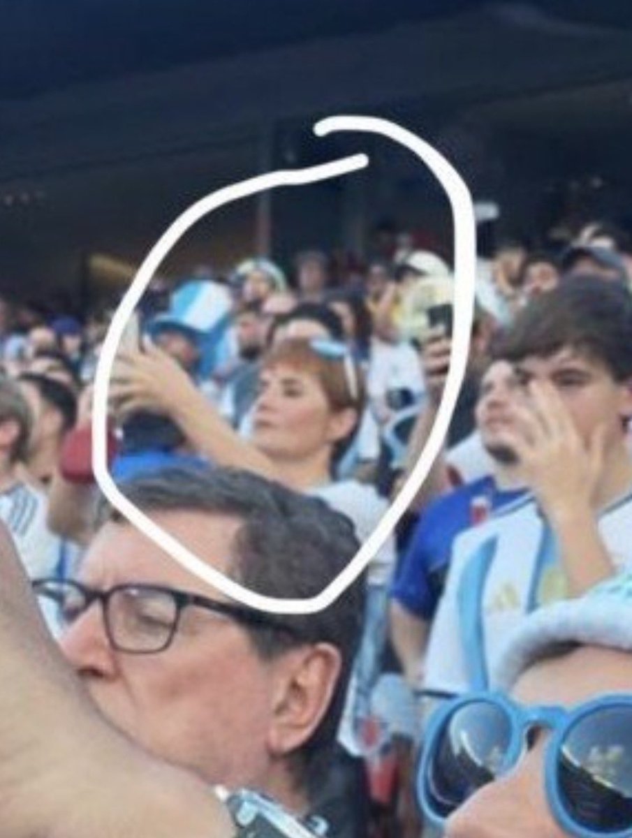 queru_lant's tweet photo. Die argentinische linke Journalistin und Feministin, Nancy Pazos drohte der rechten Milei-Regierung mit Hungerstreik. Aufgefallen ist sie auch mit Beiträgen wie „Wünsche nach Aufmerksamkeit für soziale Themen statt Fußball-Erfolge“.

Nun wurde sie an der WM auf priviligierten Plätzen gesichtet.

Wie ich diese linken Heuchler verachte.