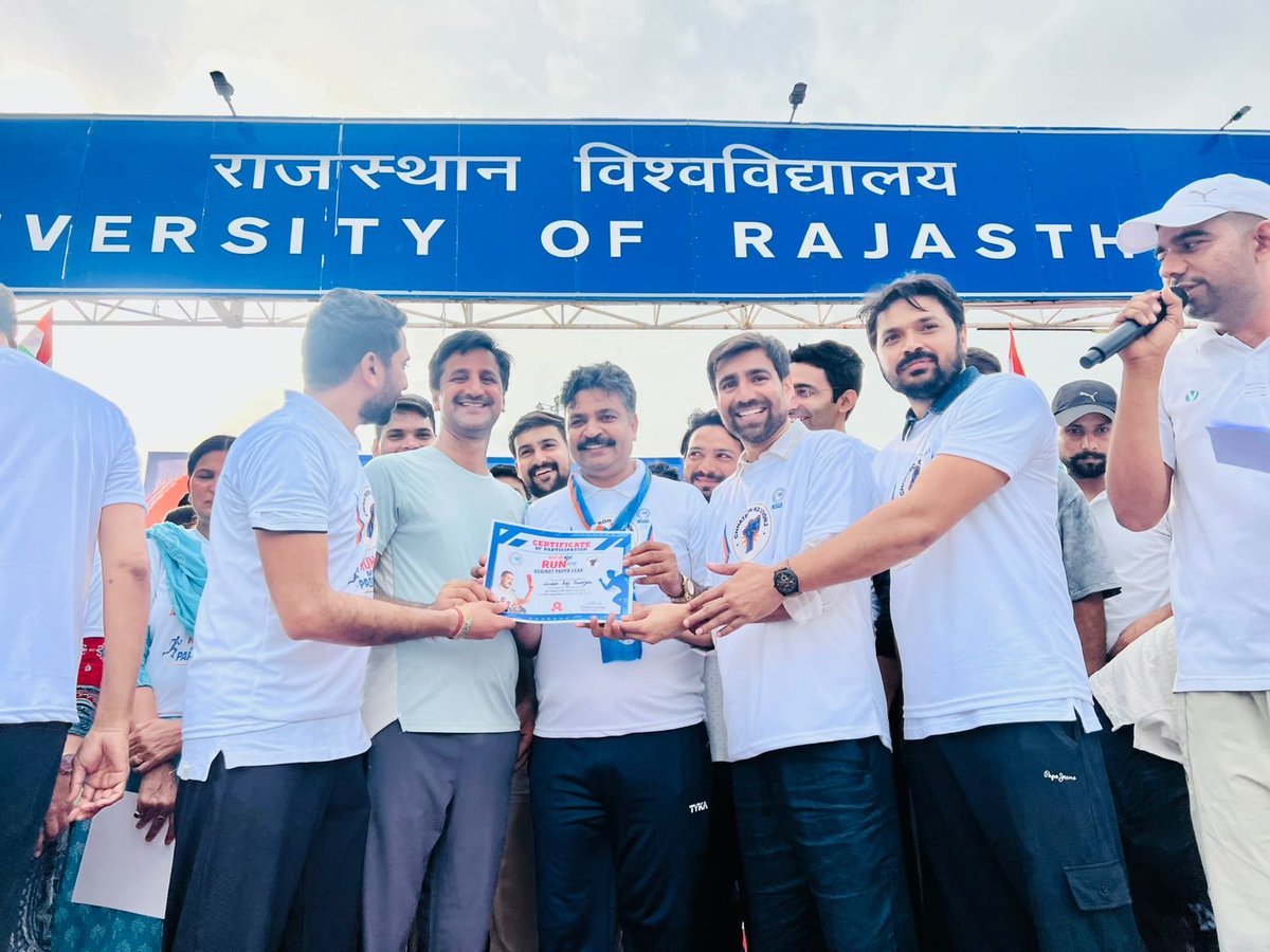 IndrajGurjarinc's tweet photo. आज जयपुर में NSUI राजस्थान द्वारा आयोजित "Run Against Paper Leak" 🏃 मैराथन में भाग लिया।

इस मैराथन में छात्रों का उत्साह और सहभागिता इस बात का स्पष्ट संदेश है कि देश का युवा पेपर लीक और शिक्षा व्यवस्था में व्याप्त भ्रष्टाचार के खिलाफ निर्णायक बदलाव चाहता है। छात्र पारदर्शी एवं जवाबदेह शिक्षा व्यवस्था की मांग कर रहे हैं, साथ ही शिक्षा मंत्री धर्मेंद्र प्रधान के इस्तीफ़े की भी मांग उठा रहे हैं।

इस अवसर पर नेता प्रतिपक्ष टीकाराम जूली जी, NSUI के राष्ट्रीय अध्यक्ष विनोद जाखड़ जी, चोमू विधायक शिखा मील जी, शाहपुरा विधायक मनीष यादव जी NSUI के पूर्व प्रदेशाध्यक्ष श्री सुमित भगासरा जी महिला कांग्रेस की प्रदेशाध्यक्ष श्रीमती सारिका सिंह जी पीसीसी महासचिव श्री देशराज मीना जी, श्री राहुल भाकर जी श्री पुष्पेन्द्र भारद्वाज जी ओबीसी कांग्रेस के प्रदेशाध्यक्ष श्री हरसहाय यादव जी तथा NSUI और कांग्रेस के पदाधिकारी एवं कार्यकर्ता उपस्थित रहे। पेपर लीक जो छात्र हित में पूरे देश जो शानदार लड़ाई भाई विनोद जाखड़ जी लड रहे है इसके लिए उनको बहुत बहुत धन्यवाद। 

#ChhatronKiGoonj #RunAgainstPaperLeak #NSUI #Marathon #Jaipur
