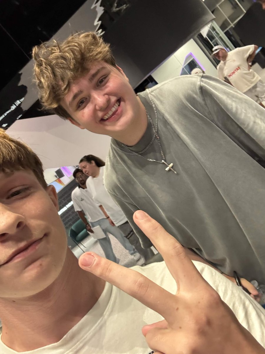 sado_fv's tweet photo. thank @DignitasFN for hosting pro am was really fun and thanks to all the creators I got to meet
@Fraanticc
@TheSommerset
@HiggsFortnite
@acornfn
@Khanada
@VicterV_
@OliverOG
@BuckeFPS
@2xBrandoo
@sphinxfn
@FAcrackly
@cooperfnbr
@TypicalGamer https://t.co/6NcSPgLVmV