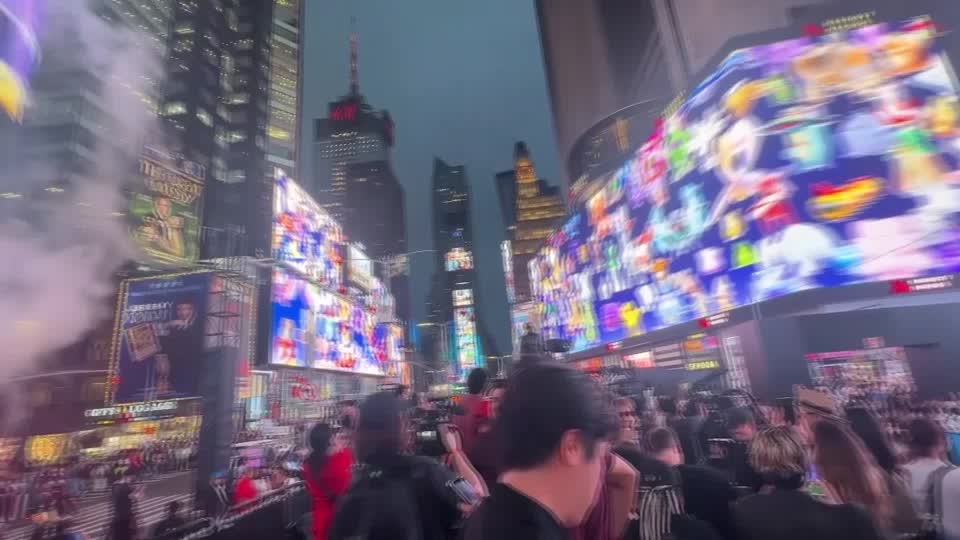 ReutersJapan's tweet photo. 位置情報ゲームアプリ「ポケモンＧＯ」が配信開始から１０周年を迎え、ニューヨークのタイムズスクエアで７月９日に記念イベントが開催された。会場には大勢のファンが詰めかけ、協力して「メガミュウツーＹ」に挑むイベントでは感動のあまり涙を流す人もいた。
https://t.co/ZQYI1o9Mth https://t.co/QZ8nJUz0gL