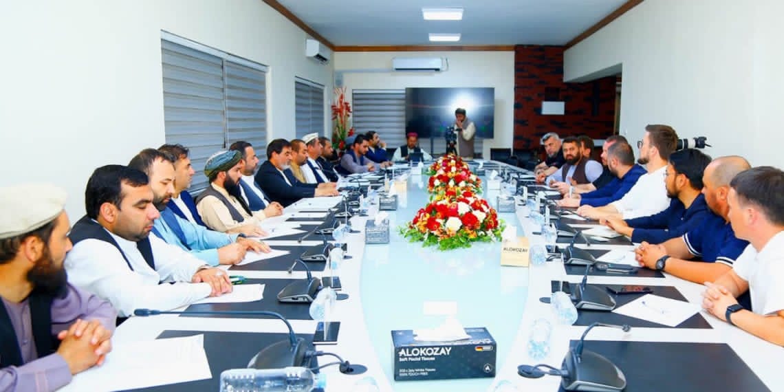 anaswardak2's tweet photo. د سوداګرۍ او پانګه‌ونې خونې مشر، سید کریم هاشمي:

د روسیې او قزاقستان له ګډ سوداګریز پلاوي سره د لیدنې پر مهال د سوداګریزو، اقتصادي او پانګه‌اچونې همکاریو د پراختیا په اړه خبرې کړې دي. https://t.co/emoWSAtaw9