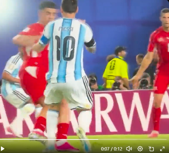 nam_joestar's tweet photo. @PamphletsY "Nasty Foul" omg Messi was on a run and the Switzeland player crashed onto him lol
you people have no shame https://t.co/t5Uxo3X11h