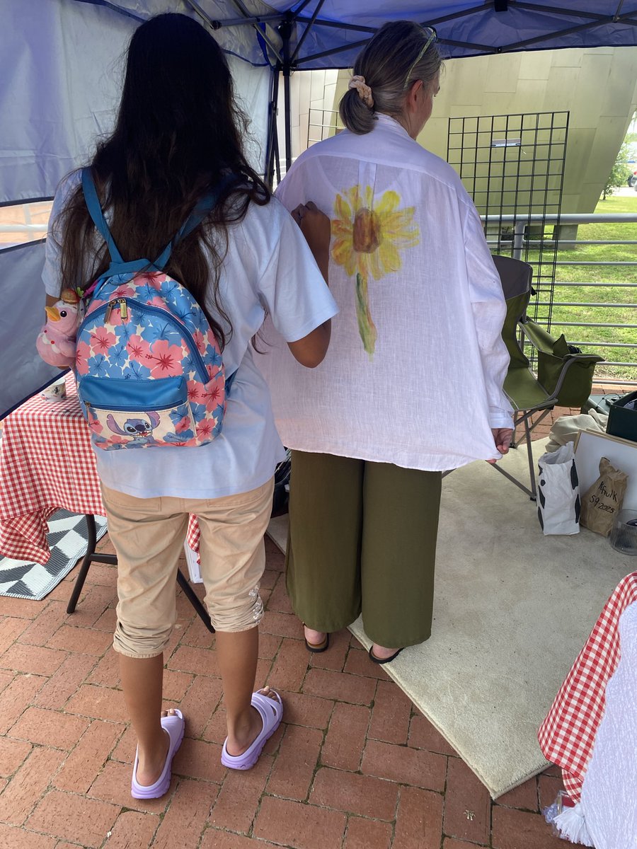 Heather94975201's tweet photo. My sister had the best idea. She brought a linen shirt and went around letting people paint it. We gave away painting opportunities to young art lovers and kicked off the day with a local senior painting. It was hot but a lot of fun! https://t.co/yR5m6NtPfi