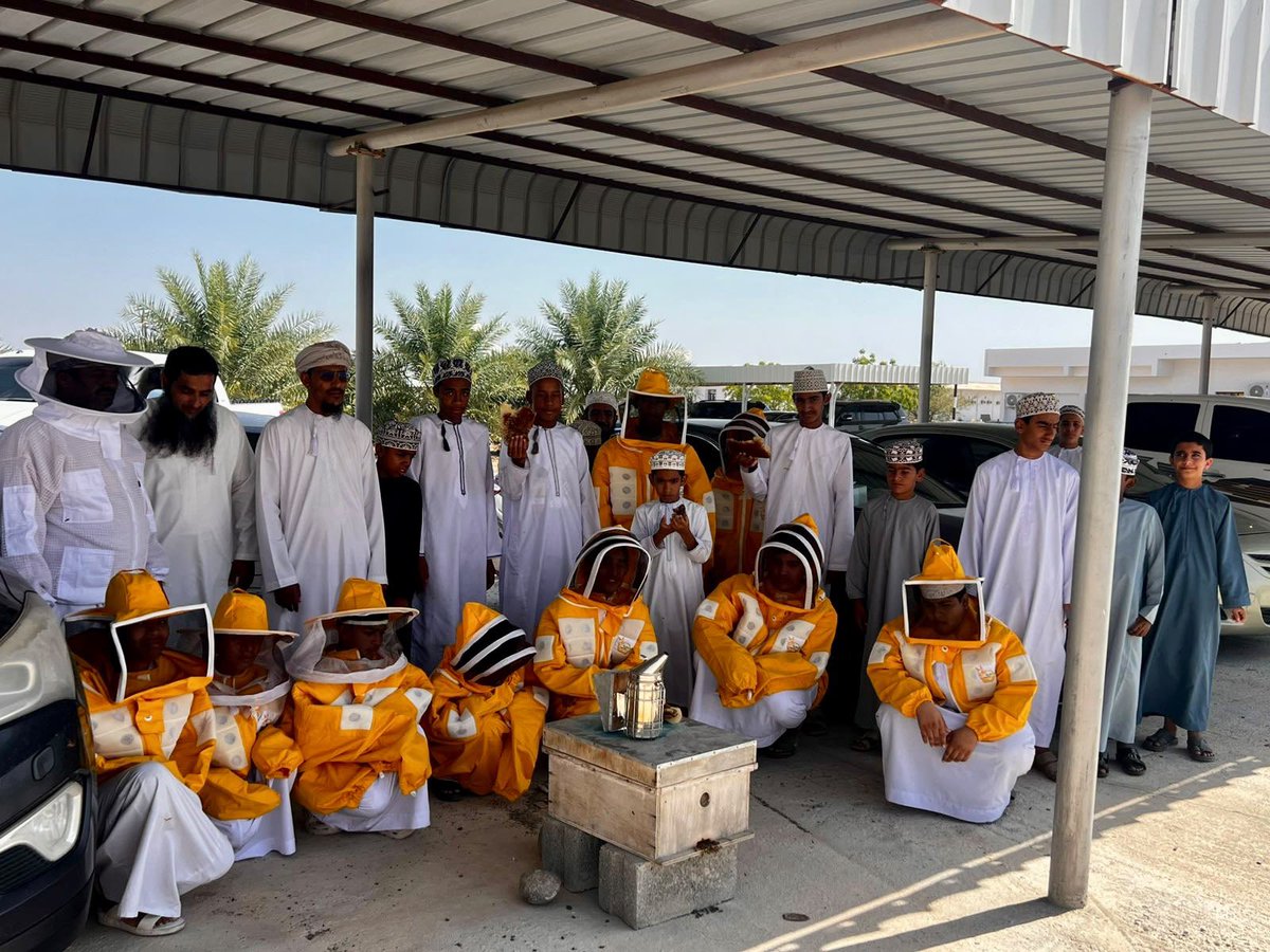 mafwr_sh's tweet photo. قام شباب المركز  الصيفي بقرية الحزم بزيارة تعليمية لقسم النحل ، وتم توضيح وشرح مفصل عن النحل ميدانياً وأهميته في حياة الانسان من قبل المختصين بدائرة التنمية الزراعية. https://t.co/CvguvyuvLW
