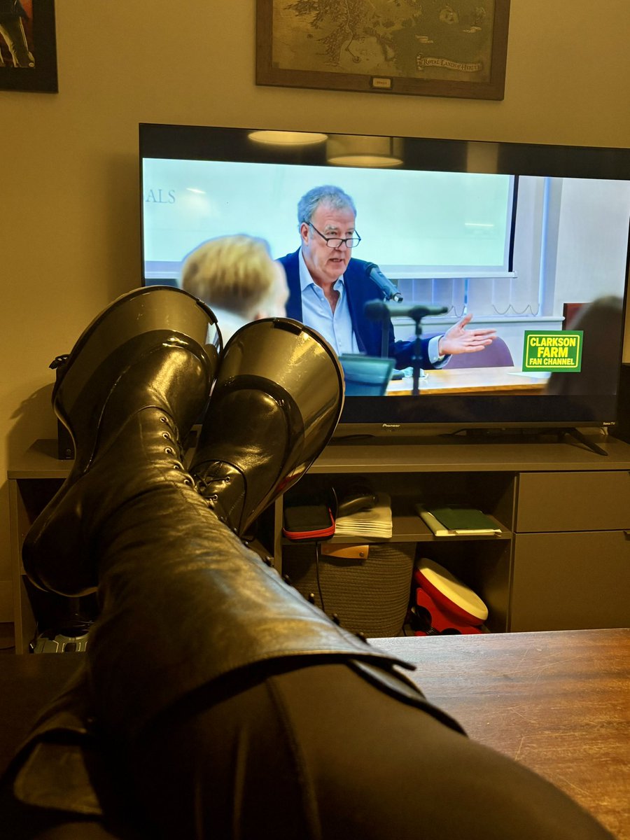 rbbrpnykylian's tweet photo. Finally time to throw my hooves up and relax before another busy week. https://t.co/qjRpMvIALN