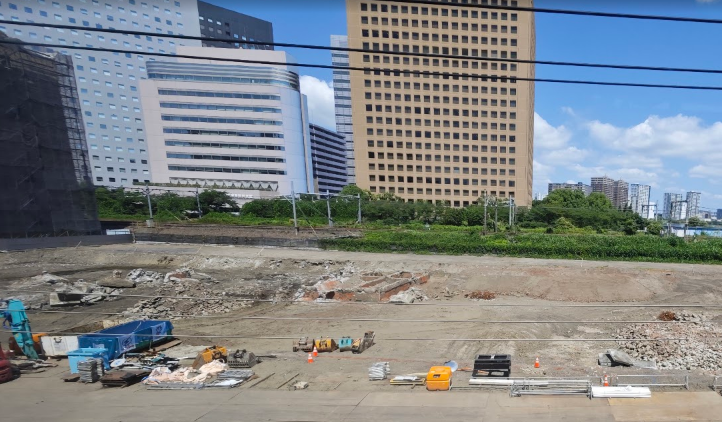 SeasideExp's tweet photo. 京急川崎の自動車学校跡。レンガの基礎みたいなのも見えてるんだけど、こっちはもう壊し始めてるっぽいな。結局何だったんだ https://t.co/um0aiToqVO