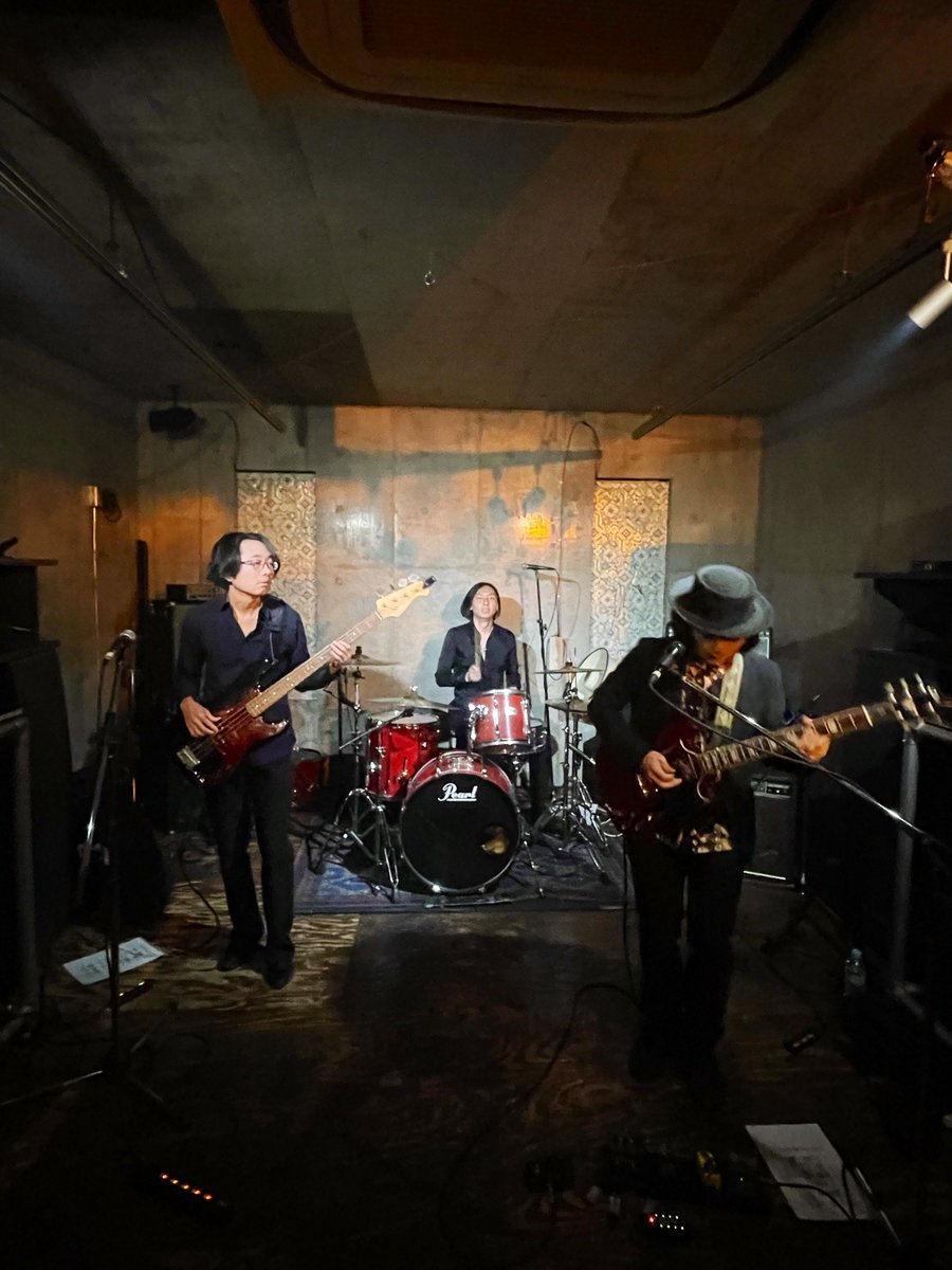 motantanmo's tweet photo. 昨夜の浜松TEHOM 皆さんありがとうございました雰囲気も良くまたやれたらいいなとおもい���した共演者のバンドも素晴らしくて 刺激をうけました！楽しみつつも自身に必要なことを学べましたので帰宅後は朝まで練習をしてしまいました よ！ホントは皆さんとワオワオとお話とか出来たらよかたのだけどもね https://t.co/XyyJgGI0xy