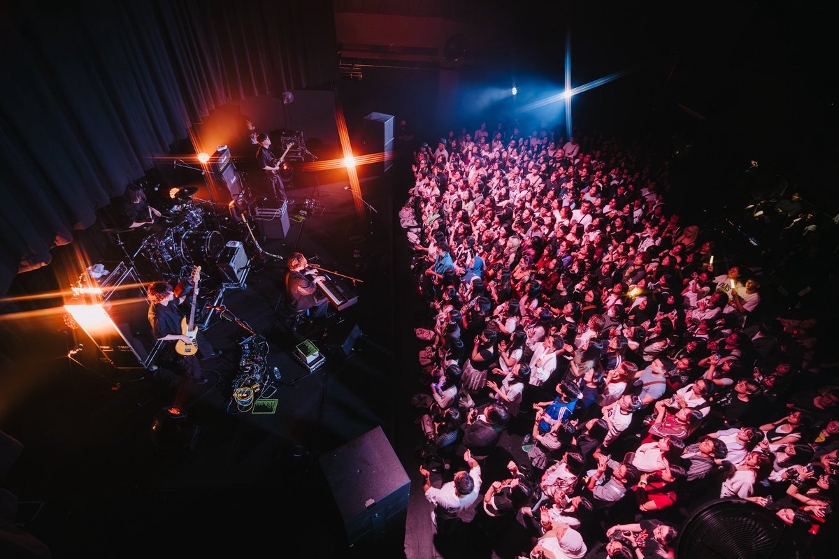 nikudrcreampan's tweet photo. Centimillimental 
WORLD TOUR 2025-2026 “Cafuné”
シンガポール公演

海外初ワンマンの思い出の土地にて。
現地スタッフやチームの皆さんのおかげで、最高の演奏が出来ました。
大感謝。
お客さんの声もいつもより近くに感じて幸せでした。

Photographer: Aloysius Lim for Mode Live Productions https://t.co/Nr6hWoOkYM