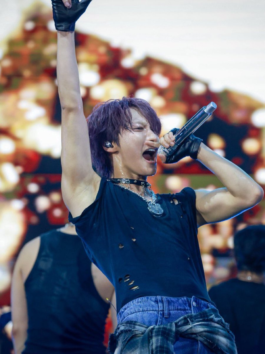 AM2THL1U's tweet photo. wdym seonghwa will have a 10 page feature in arena homme wdym we will see an entire photoshoot with THIS hair color https://t.co/ZTqIryr6VQ