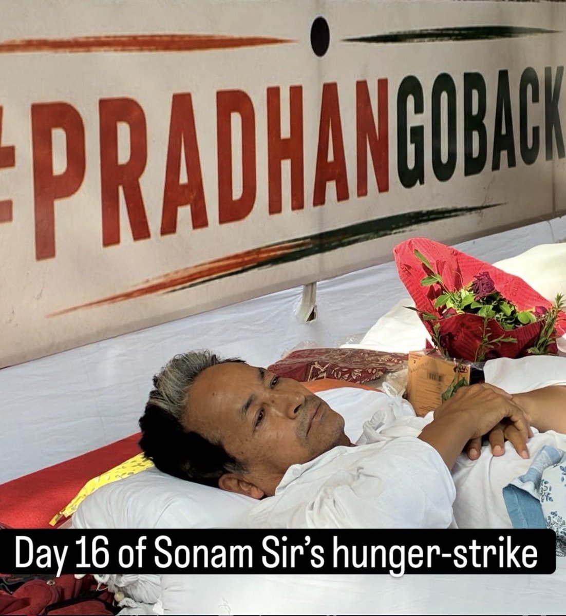 cockroachno69's tweet photo. @SrBachchan चलिए इसी बहाने एक बार Sonam Wangchuk जी के तरफ़ भी। अजर घुमा दीजिए, जिनका परिचय देते समय बड़ा गर्व महसूस कर रहे थे आप। इतना active रहते है आप X पे, ये तो देखा ही होगा। सबका ज़मीर मर गया है 2026 में। 🙏🏻 https://t.co/TBWDvcuVTE