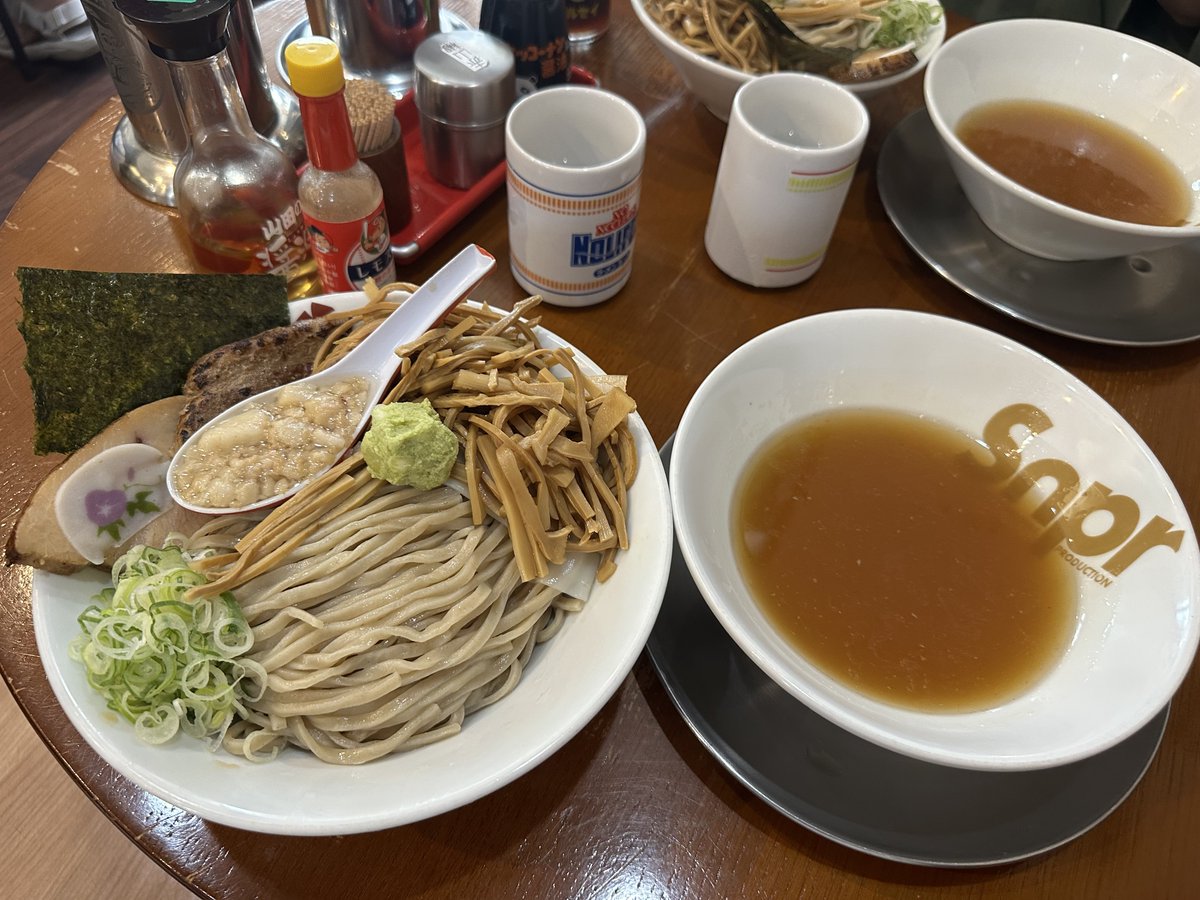 flu__x's tweet photo. 夏の午後、
彼女は髪を結び直して
つけ麺に夢中だった。さん@山形市飯田
もりそば中メンマ×2豚1upﾚﾝｹﾞ黒ｱﾌﾞﾗ
半年以上ぶりの金子さん改め夏カノさん🌊
この味こそ原点であり頂点🍜
最後のバゴーンまで完飲🤤ｺﾞﾁｿｳｻﾏﾃﾞｼﾀ🙏 https://t.co/GmZELnJLks