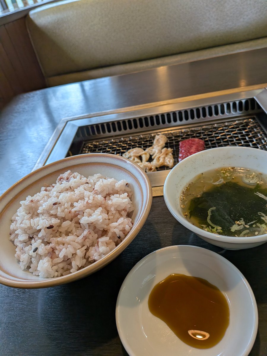 teuching's tweet photo. 前から気になってた焼肉屋 ランチ調べて行ったけど値段は普通だけどボリュームと質はよかったなぁ ご飯ご古代米なので口に合わないと悪いので普通盛りにしたけど癖なく大盛りにすればよかった https://t.co/Di8ZsofuTE