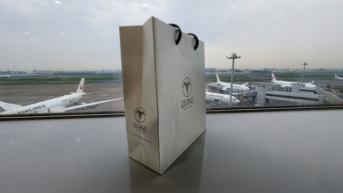 thundercityjack's tweet photo. chatGPT にドライブ用サングラスとしてオススメと言われ、はるばる羽田空港までやってきました。
#羽田空港
#アイゾーンニューヨーク 
#izonenewyork https://t.co/Xn9COyzkS3