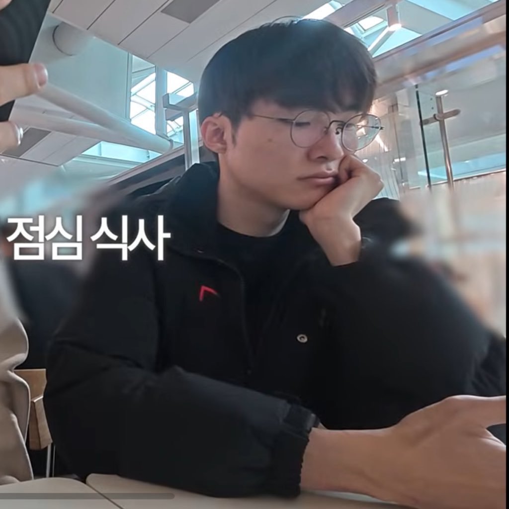 Finkknb's tweet photo. 이거 레알 커요미인 
유서깊은 포즈인거 아시는 분 
나랑 친구들은 
은밀하게 
만두받침
이라고 불름 
쌉커요미 https://t.co/9tzEbtTkzt