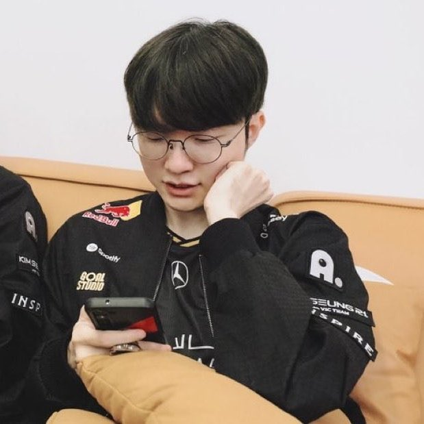 Finkknb's tweet photo. 이거 레알 커요미인 
유서깊은 포즈인거 아시는 분 
나랑 친구들은 
은밀하게 
만두받침
이라고 불름 
쌉커요미 https://t.co/9tzEbtTkzt