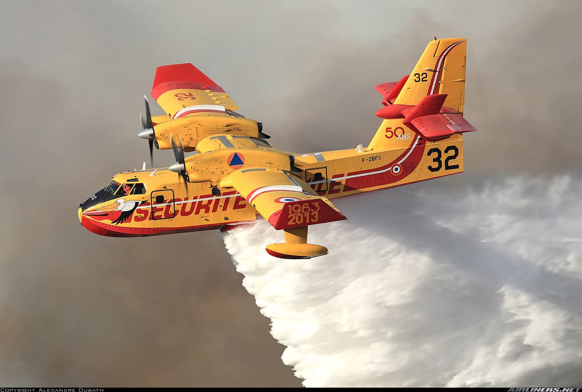 Prefet77's tweet photo. 🚨Dans le cadre des incendies du sud #seineetmarne, deux canadair s'apprêtent à écoper dans la Seine entre Chartrettes et Bois-le-Roi. 
📲Un message #FRALERT  envoyé sur tous les téléphones portables bornant dans ces zones d'ici quelques minutes avant l'arrivée des moyens aériens https://t.co/BKDxtOQ29o