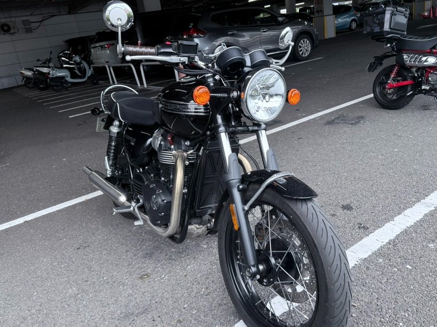 taichi1410's tweet photo. ウィンカー交換完了！
フロント、リア共に純正と同じ位置。なかなか良くなった。MotoneのADT003/XNM002B/DDM011で無加工でいけるけど、ハーネスはもう少し短く加工しても良かったかも

慣れないし手探りで3〜4時間くらい掛かったかな。かなり小さいレンチを用意しておけば良かった
#ボンネビル #Motone https://t.co/zPxDuq3PA0