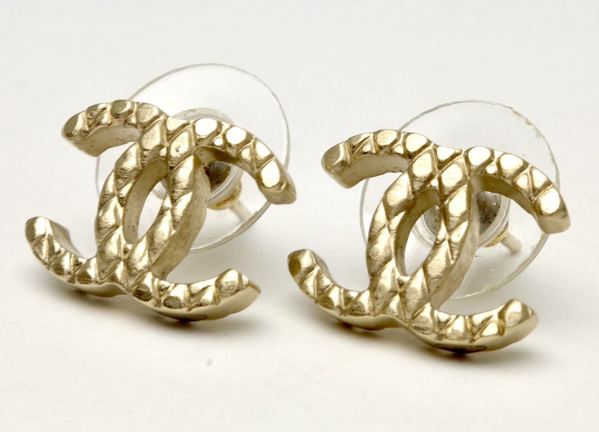 isobe78's tweet photo. 「CHANEL シャネル ピアス ゴールド ココマーク マトラッセ」をお買取りしました

詳しくは弊社HP内のブログにてご覧ください
https://t.co/ceFexzQ3FC

シャネル（CHANEL）のお買取り・質預かりも、『いそべ商店』にお任せください！

京都市北区で、正確な鑑定、適正価格での査定を心がけている”質屋”です。
もちろん査定料は無料です。

是非　買取り専門店と比較検討して下さい！

#CHANEL #シャネル  #ピアス #ココマーク #マトラッセ  #真贋判断 #査定 #金高騰 #質預 #京都 #京都市 #質屋 #生前整理 #いそべ #KYOTO #ブランド品買取 #ブランド品の査定 #遺品整理 #リサイクルショップ #金 #プラチナ