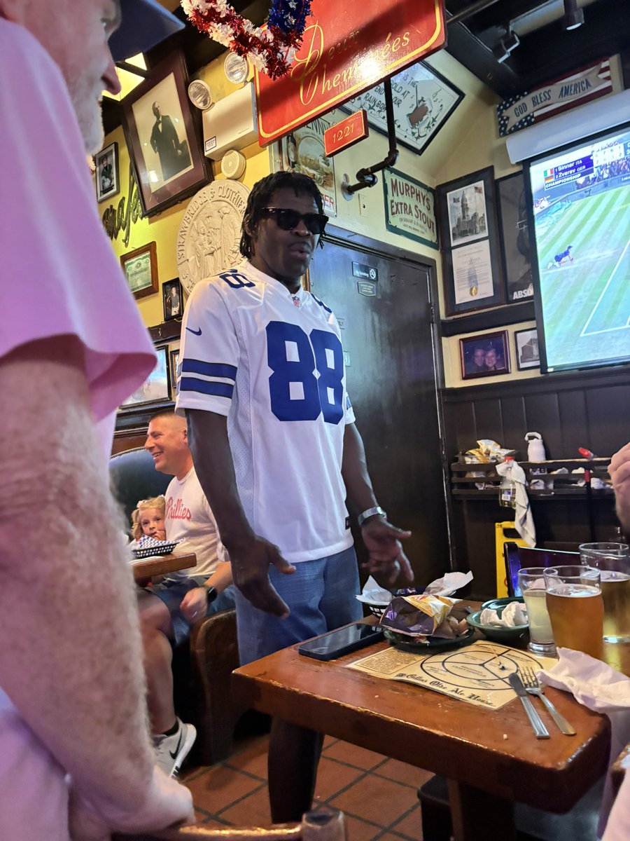 Dallas_Dave8's tweet photo. met my goat today @michaelirvin88 https://t.co/6eUTRHrpGP