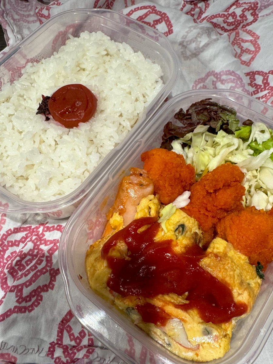 maco_spanner's tweet photo. 今日のランチタイムお弁当🍱
激辛プライドチキン🌶️🍗、カニカマ卵焼き、香燻ウィンナー❤️ https://t.co/kaYhPR9zzH