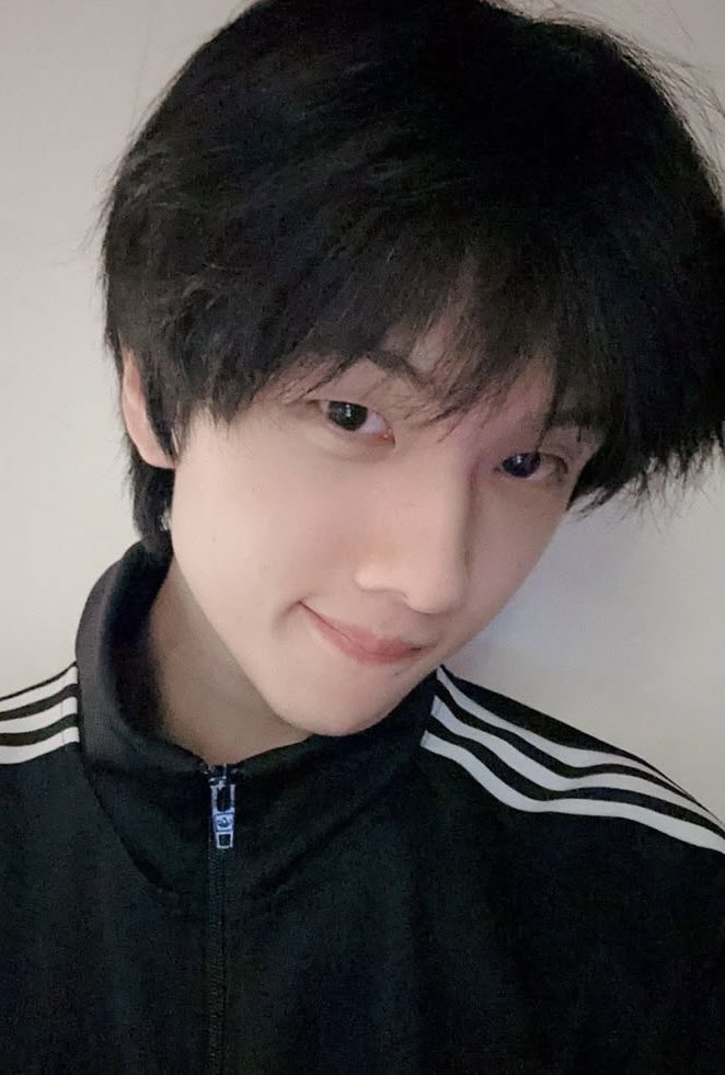 satoseoki's tweet photo. "hola, bellingham"                 "hola, jisung hyung ><" https://t.co/nLiUGKTmiA