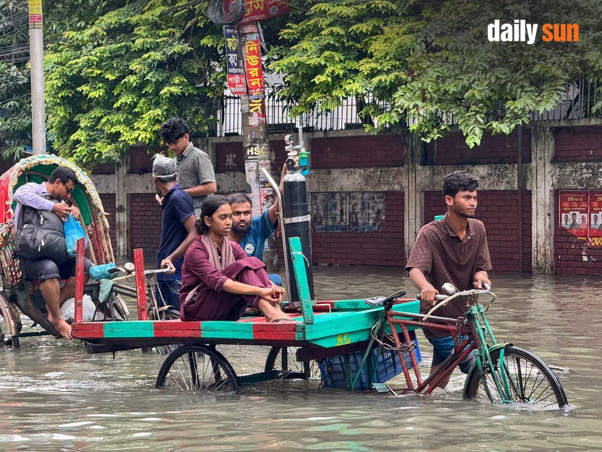 ImbusyWarrior's tweet photo. Waterlogging on Green Road due to continuous rain, citizens suffer."

#GreenRoad #Dhaka #Waterlogging #HeavyRain https://t.co/DCQ02Lo14D